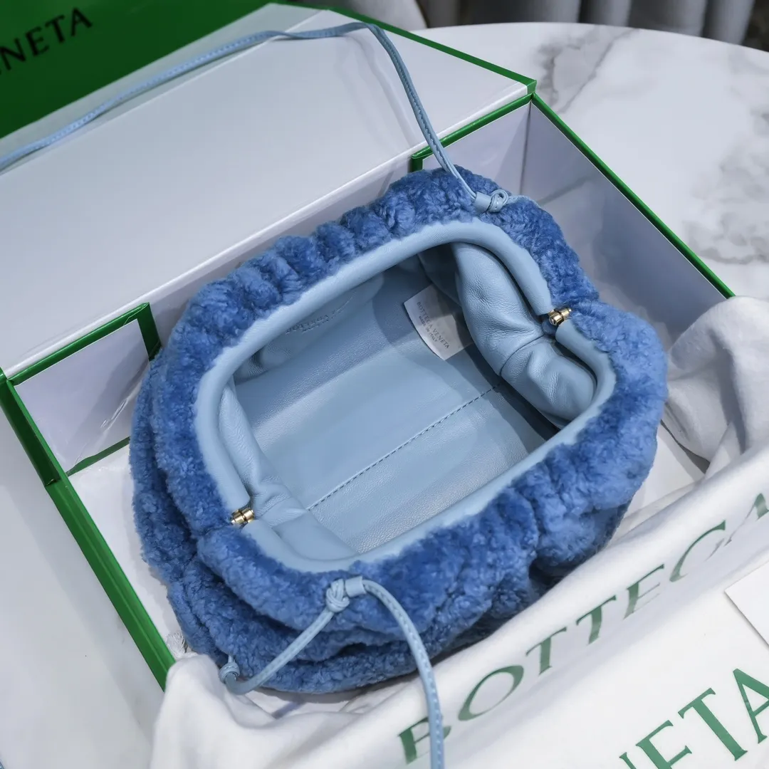 The small haze blue 🐱 BV pouch cloud bag is a fluffy version. It’s here, it’s here, it’s here with the fluff. You’ll know how cute it is when you see the real thing! The soft and fluffy feel is really great. Rua, this year’s furry style, I stand on bv! ! Whether it is a jodie cloud bag or a tote, not all curly teddy fur can be used to make goods. The curl size of the fur directly affects the similarity of the entire bag. Material: full fur and lambskin ➕ lambskin lining is much more expensive than full leather! Again, if you don’t want to develop ZP, of course you have to be willing to spend money ~ 22*13*5cm